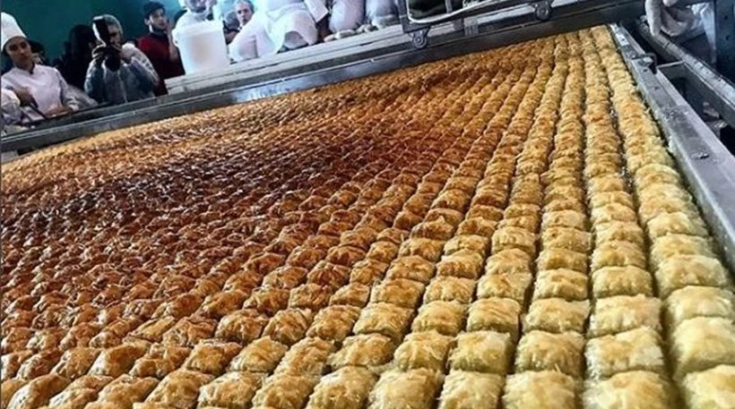 Τούρκοι ζαχαροπλάστες έσπασαν το Ρεκόρ Γκίνες για τον μεγαλύτερο μπακλαβά (βίντεο)